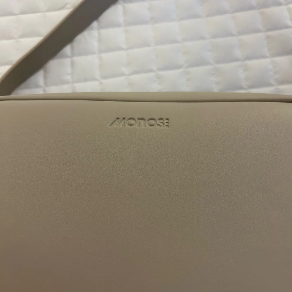 MON15. Metro Crossbody Bag.The Metro Bag securely carries your daily essentials - Picture 7 of 8